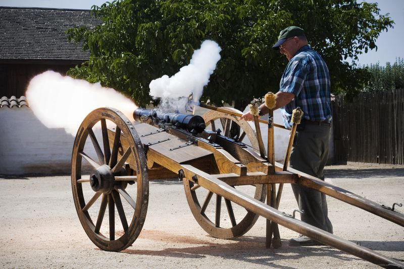 Canon-Fire-at-Californias-Republic-Barracks-9Aug2009